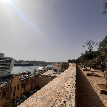 Spacious Flat Near Valletta & Waterfront - Ideal Location